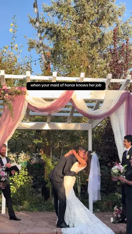 get you a #maidofhonor who knows her job 👏 #weddingcontentcreation #weddingcontent #newyorkweddingcontentcreator #texasweddingcontentcreator #upstatenywedding #candidweddingmoments #moh  #maidofhonorduties 