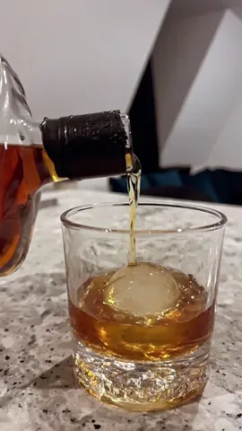 🥃 #whiskey #knobcreek #classicman #sharaabhi #kishorekumar #amitabhbachchan #drinkrum #guyanese #guyanatiktok🇬🇾 #cooliebai 