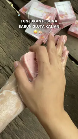 Pesona sabun glutaa terampuhh yg buat jatuhh cintaa🫶🏻🤪@deaputfi💗💗💗  #crystalglutasoap #beauthinc #beauthincsoap #glutasoap 