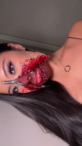 Unzipped face 🤐✨ will post tutorial tomorrow! 💅 . . #sephora #ulta #trending #makeuptutorial #halloween #halloweenmakeup #mehron  #spooky #creative #viral #stitches #chelseasmile #sfxmakeup #unzippedface #zipperfacemakeup 