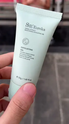 ⚡SHE Eureka brightening exfoliating gel tidak hanya digunakan untuk perawatan kulit wajah, tetapi juga untuk bagian tubuh Anda yang lain. Mengandung Ekstrak Chlorella Vulgaris yang kaya akan Chlorella Growth Factor, Vitamin, dan Protein; memiliki efek melembabkan, menutrisi, mencerahkan, anti-penuaan, dll. Anda tidak akan menyesal untuk mencobanya!🛒     #sheeureka  #exfoliatinggel  id1683