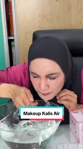 Meh sini mama nak kongsi satu rahsia cantik dengan cara mudah. Guna Best skin Powder Foundation ni. Kalis air,kalis peluh. Kekal di wajah. Mama bagi lagi jimat dengan combo lipstik delima. Dapat 2 barang harga betul betul mega