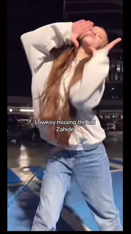 Guys don‘t hate Zahide, she is still young and has no idea what she is doing 🥲❤️‍🩹 #fyp #goviral #viral_video #lunatix #zahide #song #zyxcba #14 @𝐙𝐀𝐇𝐈𝐃𝐄 