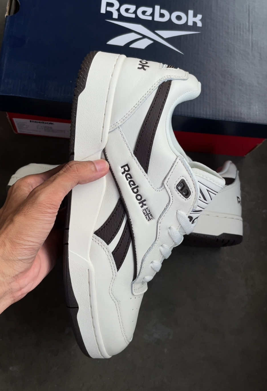 REEBOK BB 4000 II - CHALK/DARK BROWN ✅100% Original ✅BNIB Resmi PT MAP Size: 40 41 42 43 Order bisa lewat👇🏻 Whatsapp: 0821-3418-4858 Shopee: @segenproject Tokopedia: @segenproject02 #fyp #foryourepage #reebokoriginal #reebokclassic #reebokbb4000 #reebokbasketball 