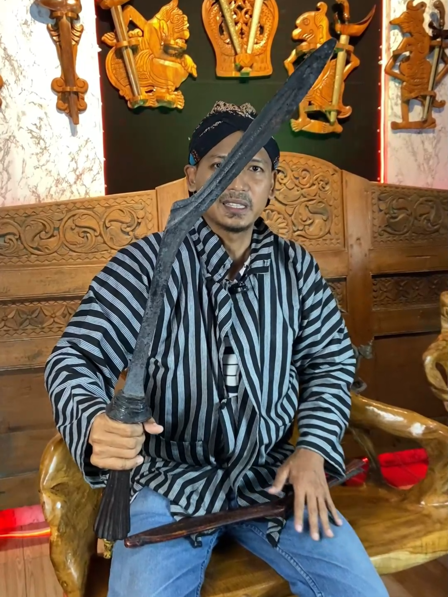 Pedang Lar bango pengawal raja koleksi Warung Antik... #warungantik #keris #kerispusaka #pusakaindonesia #budaya #budayajawa #budayaindonesia #ethnic #pusaka #pusakanusantara #history #etnik #kuno #antik #majapahit #sriwijaya #medang #kerajaanmedang #patung #dewabrahma #medangkamulan #pedang #larbango