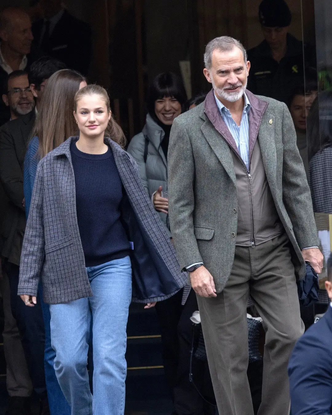 El rey Felipe, la reina Letizia y sus dos hijas, la princesa Leonor y la infanta Sofía, abandonan el hotel Reconquista para poner rumbo a Sotres, Premio al Pueblo Ejemplar 2024 #reyfelipe #reinaletizia #princesaleonor #infantasofia #royals #royalfamily #puebloejemplar #sotres 