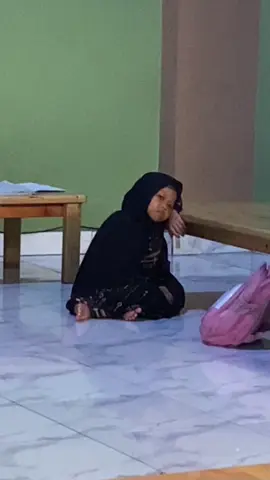 posisi nya kami lagi makan terus tbtb ada temen aku notice kalo adek ini tuh lagi ngelamun,anak sekecil itu berkelahi dgn pikiran nya haha gemes tapii,dia lagi ngaji tuh trs ngelamun,mikirin apa coba dia?