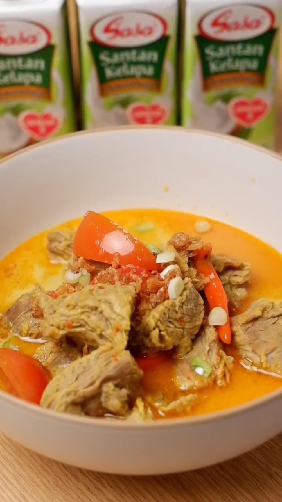 EMPAL GENTONG 🔥 Kuah santannya gurih, dagingnya empuk, dimakan sama nasi hangat mantap ! RESEP EMPAL GENTONG ✅ BAHAN REBUSAN DAGING 500g Daging sapi sandung lamur / lidah /jeroan 1.5 L Air 1 batang serai 1 ruas lengkuas 1 ruas jahe 3 pcs Daun salam 1/2 sdt Lada putih 2 sdt Gula pasir 2 sdt Garam ✅ Bumbu halus: 9 pcs Bawang merah 4 pcs Bawang putih 7 pcs Cabe rawit merah 1 ruas Kunyit (bakar) 4 pcs Kemiri (sangrai) 2 pcs Kapulaga ✅ Bumbu Tumis Bumbu halus 4 pcs Daun jeruk 1 pc Bunga lawang 1 pc Kayumanis 1 sdt Lada 2 sdt Gula pasir 2.5 sdt Garam 3-5 sdm Minyak sayur 1 Bungkus Sasa Santan Powder 20gr 100 Ml air Air kaldu rebusan daging ✅ Pelengkap Tomat iris, Cabe utuh, Daun bawang , Bawang goreng @kreasisasa @sasa.melezatkan  #Empalgentong #Resepmasakan #SasaSantanOmega3 #SasaSantan #KreasiSasa 