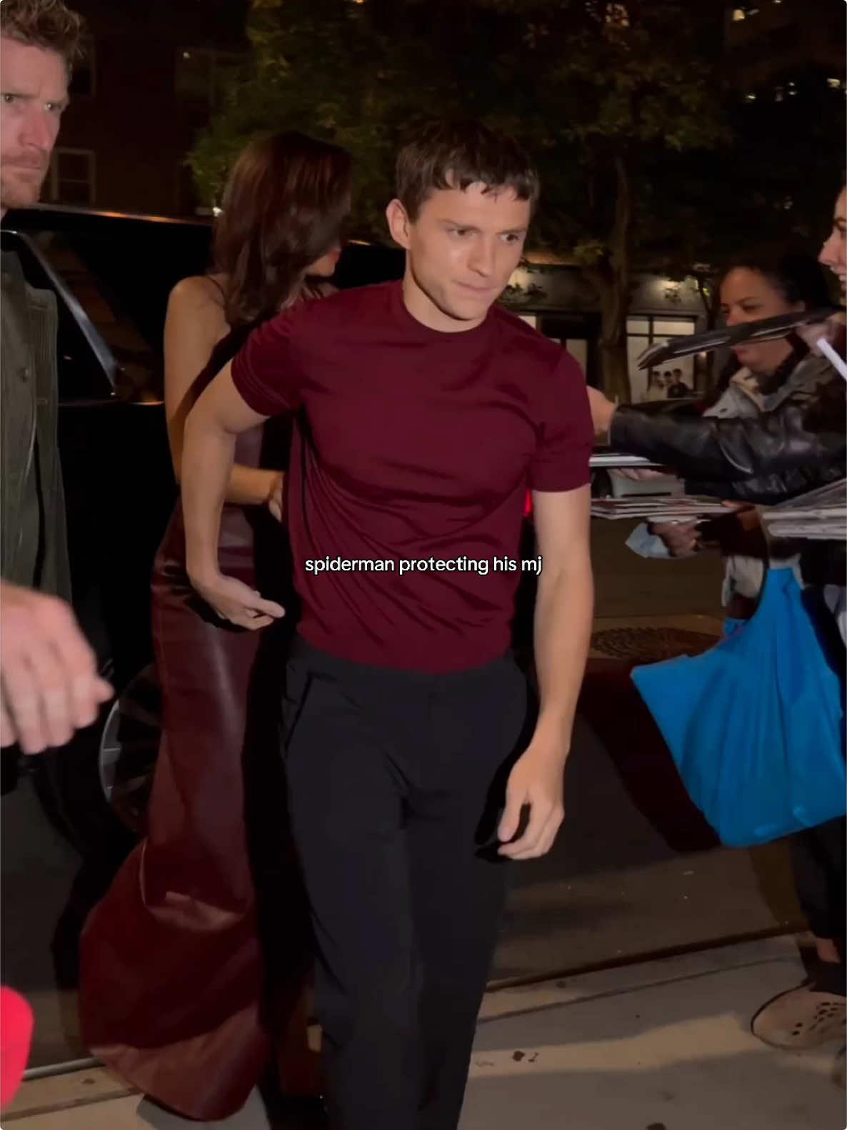 toms muscels tho 🤭 #zendaya #tomholland #edit #paparazzi #spiderman #spiderman4 #mj #movieclips #actor #fyp #protecting #husband #new #foryou #husbandmaterial #couplegoals 