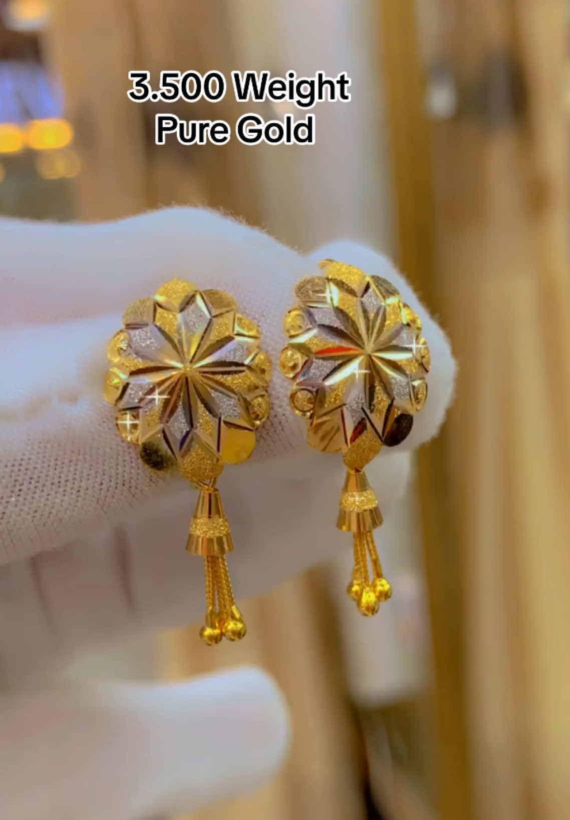 Latest Design earrings, for details contact in profile #chandjewellersgujrat #newdesign #ladies #earrings #kanty #latest #bhaliya #homdelievry #pak #uk #usa #uae #ksa #italy #spain #norway #denmark #spain 