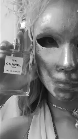 Kissed by CHANEL Nº5, it’s a love affair 🩵 #chanelpartner @chanel.beauty #welovecoco 