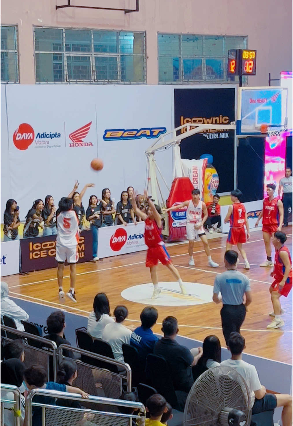 SMA 2 Bandung kalau lawan St. Louis Surabaya kira-kira menang siapa ya,...? #dbl #dblbandung2024 #honda #basket #dblindonesia #basketball🏀 #basketball4life #dblsub #basketballtiktok #stlouis #sman2bandung #basketballedits #basketballplayer #basketball4life 