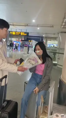 ช่วงโควิดคบกับแฟนคนจีนมา2ปี เป็นเรื่องตลกมากเรารู้จักกันจากเกม ซึ่งตี๋น้อยคนนี้อายุน้อยกว่าเราตั้ง4ปี ตอนแรกกะว่าจะเต๊าะเล่นๆ หลังๆโดนเด็กตกซ้ะงั้น และนี่ก็เป็นครั้งแรกที่เราได้เจอกัน น้องมารับที่สนามบินฉงชิ่ง ตอนนั้นเราอยู่ปี4 น้องอยู่ปี1 😄 (หนุ่มเฉิงตูที่จริงใจ)#หนุ่มจีน #แฟนคนจีน #หนุ่มจีน🇨🇳 