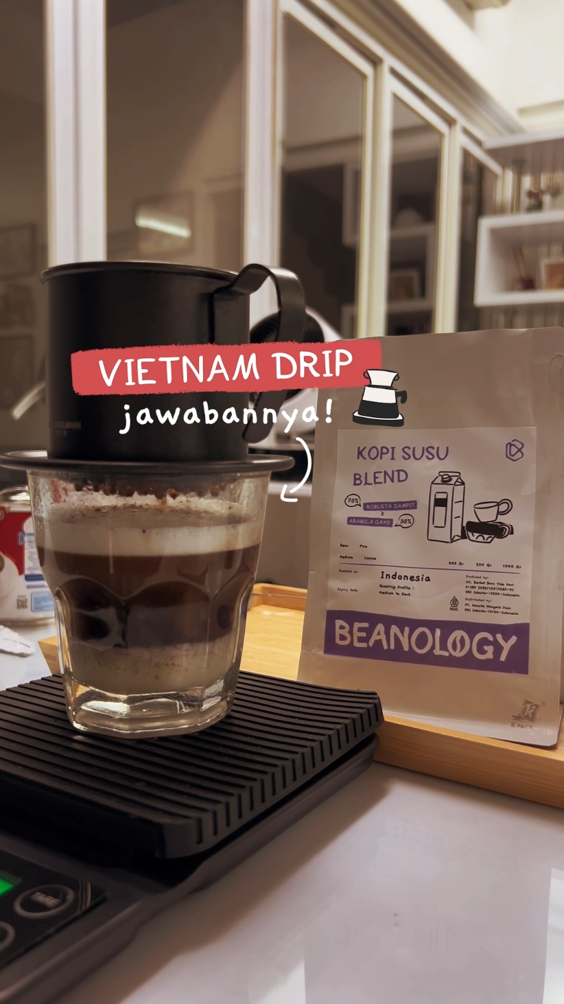 Siap buat kopi susu yang creamy dengan karakter bold? ☕✨ Vietnam drip adalah kuncinya! Proses yang fun dan hasil yang pekat bikin setiap tetesnya penuh rasa. Kali ini, kita pakai Kopi Susu Blend dari Beanology, dark roast yang cocok banget buat kamu yang suka kopi lebih kental dan beraroma kuat. Nikmati kopi dengan cara simpel, tapi hasil maksimal. Drip, tunggu, dan rasakan sensasi creamy dengan sentuhan Vietnam drip. Ada rahasia kecil di sini—rasio 1:10 bikin hasilnya lebih kental dan bold! Udah siap buat ngopi santai dengan Vietnam drip? 🔥 Stay tuned untuk yang lebih seru dari Beanology! 😉 #beanology #coffee #coffeelover #indonesiacoffee #coffeebeans #kopisusu #vietnamdrip #coffeerecipes #coffeeathome#coffeetiktok #coffeerecipes #coffeeforbeginners 