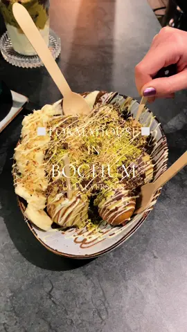 Ich habe von den Dubai-Produkten immer noch nicht genug. Es ist wirklich wie eine Sucht und deshalb war ich jetzt auch bei @Lokmahouse.Café in Bochum, um das neue Dubai-Sortiment zu probieren. Lokma ist ja eh schon mega lecker und wer mein anderes Video über Lokmahouse gesehen hat, weiß wie sehr ich es dort mag. Diese Kombination aber mit dem Kadayif, der Pistaziencreme,Schokocreme und Banane ist auf einem ganz anderen Level. Die kleinen Bällchen sind btw auch entweder mit Schoko oder Pistaziencreme gefüllt. Das ist wirklich meine neue Lieblingskombination 😍 wir haben noch etwas aus dem Standartsortiment bestellt was wir auch echt mochten. Erbeeren und Haselnusscreme passen perfekt zusammen, deshalb auch eine Bestellung wert. Aber Leute dieses Dubai-Tiramisu war mein Endgegner! Wie viel Füllung kann in so einem Dessert sein? Lokmahouse: JA! Ich bin wirklich absolut begeistert. Meine zwei Freundinnen fanden die Bällchen im Dubai-Style am besten und ich konnte mich echt nicht entscheiden. Berichtet mir gerne wie ihr es fandet! 🫶🏼 #foryoupage #bochumfood #lokma #dubaischokolade #lokmahousebochum #dubaitiramisu 