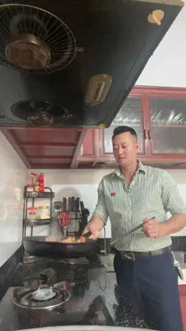 Giờ đi làm về mới vào bếp ăn này.mời các e ăn cơm nhé