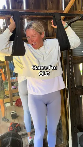 I hate push ups. #pushups #olderwomen #momlife #mombod #couplecomedy #couplestiktok #wifey #wifelife #gettingold #over40mom 