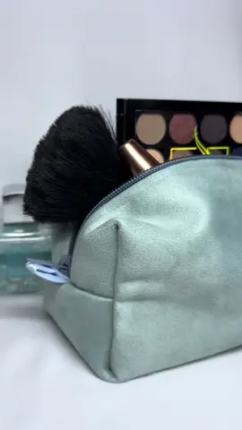 Cet article vous intéresse ? Laissez un commentaire pour nous faire part de votre avis ! #creatorsearchinsights #femmes #mode #outfit #pouch #maquillaje #totebags #sac #pochette #classe #elegante 
