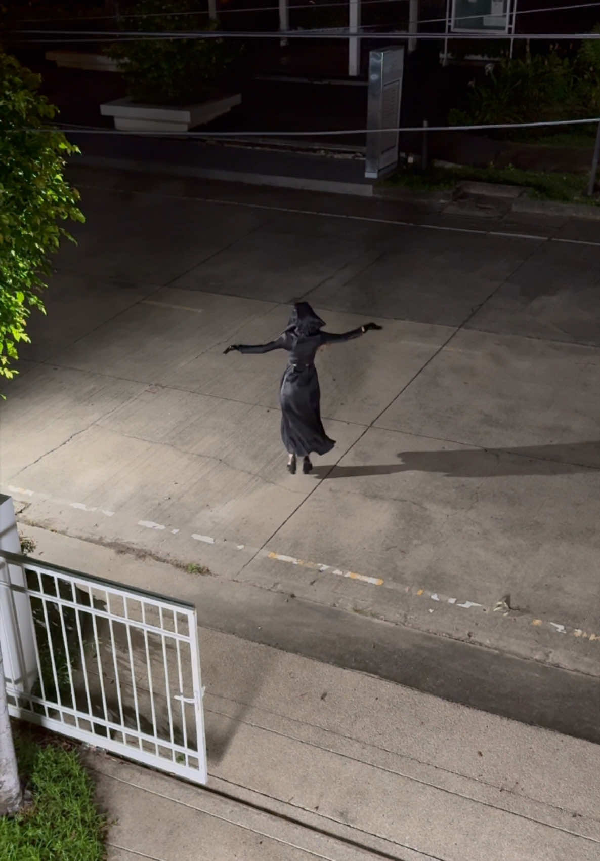 That smile at the end😂✋🏻💀 #serbianlady #scary #halloween #beladimitrescu #residentevil #cosplay #horror #jumpscare #fyp #gravity 