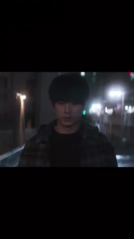 اذا بيني حبّت يونو مره هو حبّها عششر اذا بيني فقدته وعانت هو استاحش بلد كامل بعدها .. لن ينجح نقاش محتواه من الأكثر حبًا أو إعطاء شعورًا ولكن إنسان اختار استمرار الحياة بالكتابة عنك يستيقظ صباحًا ليكتب ولا ينام مساءًا حتى يكتب من أين له كل هذا الوفاء؟ كل هذا الإصرار لقد غرقَ في ندمه طوال الخمس أعوام ، كل مكان يعنيها وكل ورقة تسقط تأتي بذكراها الإنسان الذي كان يرى الجري في ممشى صعبًا ركض خلفها أنحاء مدينة كاملة غير مباليًا .. بهذا العالم أو ما يحدث به بحث عنها حبيبًا وبحث عنها متروكًا فعلها مجددًا مودعًا ، أساء الأغلب فهم شخصية جونغو حتى اقدر اقول الكل انتو سامعين بالشخص الكتوم ولكن على ما يبدو لم يجربه احدكم لا يكمن الأمر بإخفاء الألم أو الشعور وتجاهل التحدث وكل هذا الأمر أنك تُريد التحدث تريد الصراخ البكاء وحتى الإنهيار ولكن؟ لا لا يمكنك ذلك لن تستطيع نطق حرفٍ ولا إصدار صوتٍ خافت حتى ستشعر بإحتراق روحك مرارًا ولكن لا جدوى ستكره نفسك يوميًا ستندم في كل دقيقة لم تنطق بها .. كلمات أقلها ثلاث لما لا يمكنني نطقها فحسب؟ - اعتذر لم افعل ذلك متقصدًا - هل يمكنك أن لا تتركني؟ - لا اريد العيش دونك لا يمكنني فعل ذلك ولكن الاكثر إيلامًا يمكنك كتابة أسطرًا لا تُعد أن ترسم خطوطًا لا نهاية لها لديك محصولًا كافي لتشرح ذاتك فـ لما لا تفعل؟ سيبقى ذلك مجهولًا ستبدو غريبًا باردًا غير مباليًا بالآخرين ستكون جونغو آخرًا 