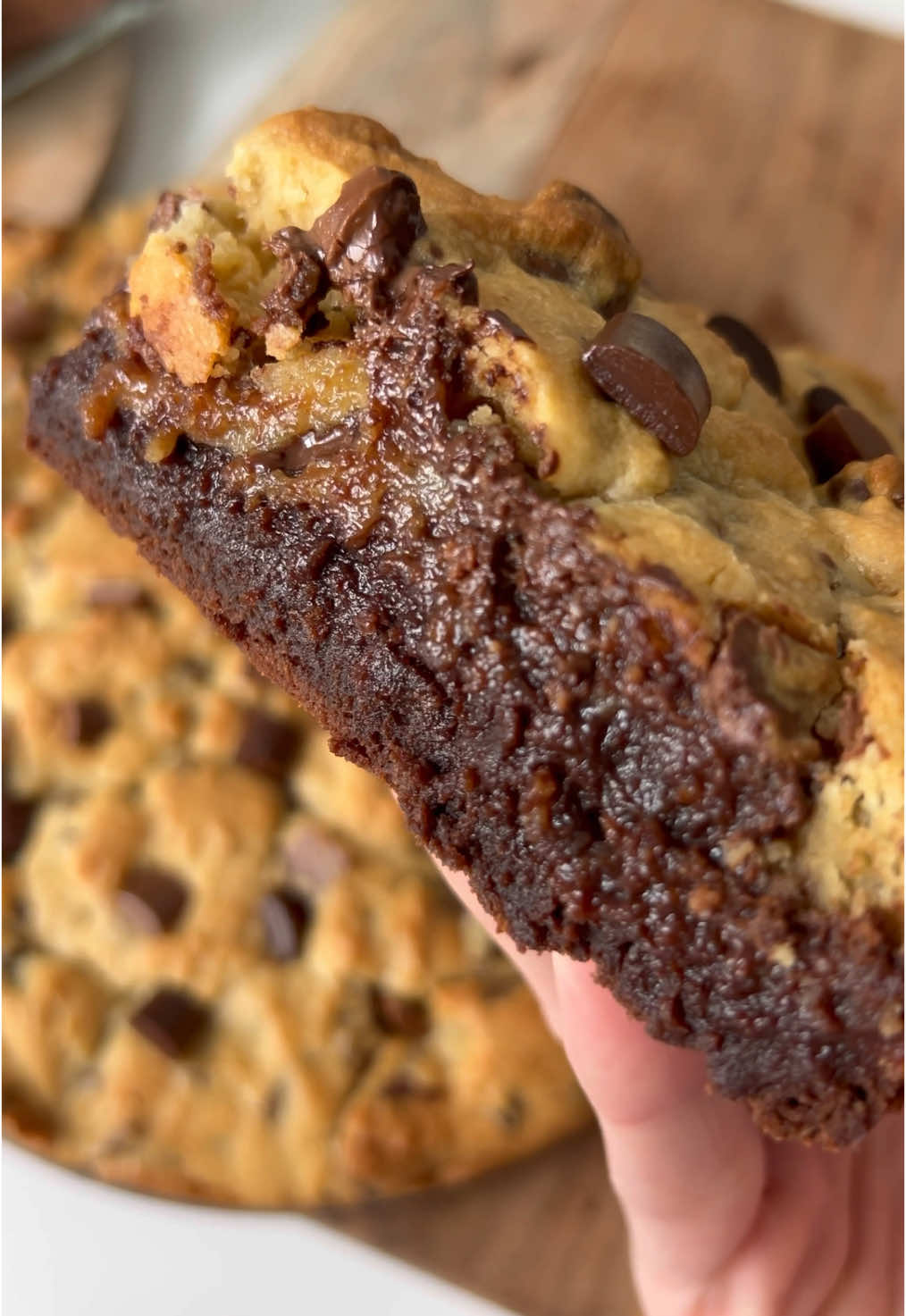 Brookie ✨  Ingredients brownie : •150g de beurre •2 œufs •90g farine •200g chocolat noir •90g de sucre 1/ Mélanger les œufs avec le sucre puis verser le chocolat fondu terminer par verser la farine et bien mélanger.  3/ Verser la pâte à brownie dans un moule chemisé de papier cuisson puis enfourner pour 10 min à 170°.  Ingrédients cookies : •165g de vergeoise •1 œuf •100g de beurre mou •230g de farine •1c.s d arôme de vanille•100g de pépites de chocolat noir •50g de pépites de chocolat au lait  1/ mélanger le sucre avec le beurre bien mou puis y ajouter l’œuf, la vanille et la farine. Bien mélanger afin d’obtenir une pâte à cookies puis terminer par verser les pépites de chocolat.  2/ déposer la pâte à cookies sur le brownie précuit.  3/ Enfourner pour 20 à 25 minutes à 180°. Le cookie doit être coloré.  4/ déposer des pépites de chocolat après cuisson. #pourtoi #chocolate #gateauauchocolat #brookie #brownies #cookies #cooking #gateau #patisserie #recettefacile #goutertime #FoodTok #recette 