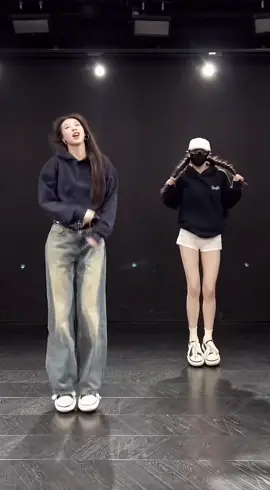 APT  #nhay #yeunhay #yeunhaymua #hocnhay #dậynhay #dammenhactrung #dammenhay #trend #xu_hướng #thichnhay #nhaydep #nhảy #nhảy_múa#nhảy_đẹp #dancing #nhayhiendai #tiktoktrend #douyin #xuhuongtiktok #viral #fyp @kimstudio #kimstudio