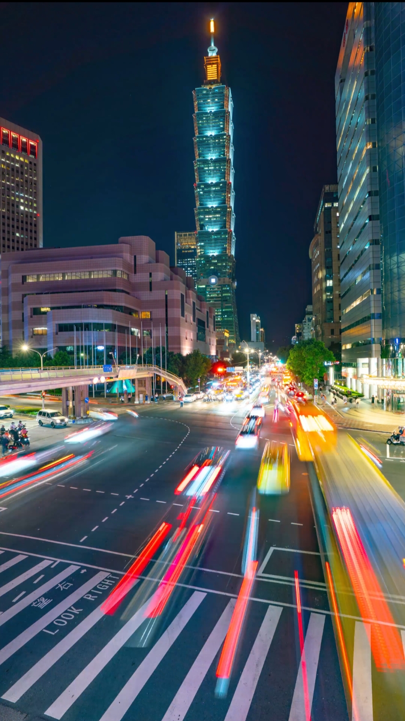 Vibrant night views of the Taipei International Convention Center in Taiwan. This time-lapse captures the dynamic energy of Taipei's urban life, with traffic trails lighting up the streets around this iconic landmark.  #timelapse #taiwan #taipei_taiwan #night #traffic 