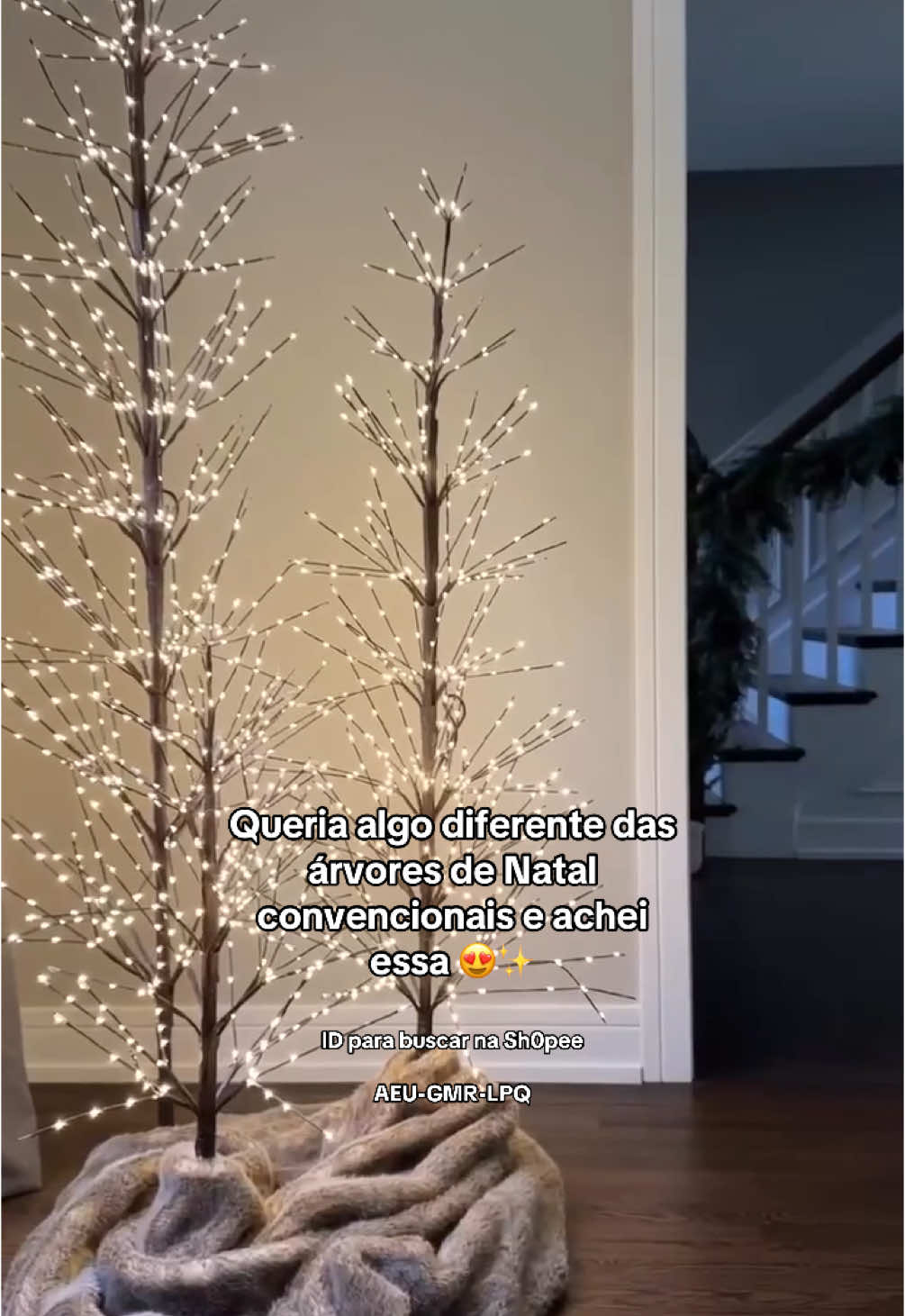 Árvore de natal diferente e linda! As luzes sao de led ✨✨ Pede o link nos comentários que te mando.  #natal #arvoredenatal #luzesdenatal #decoracao 