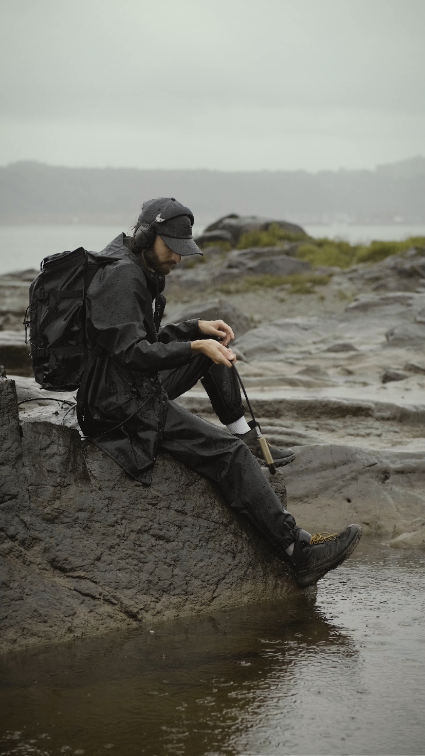 The sound of rain by the river 🌧️  On a rainy day, I went to Lévis, a city located right across from Quebec City. There’s a park there with a breathtaking view of the river, Quebec, and its buildings. I decided to take out my hydrophone to capture the sound of rain falling on a small water surface. After spending quite some time finding the perfect spot for my microphone, I finally captured this unique texture you can hear in the video. #aesthetic #rain #Science #fyp #pourtoi 
