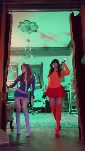 oh no ghostface… not us!! 🫣 #scoobydoo #velmacosplay #velma #ghostfacecosplay 
