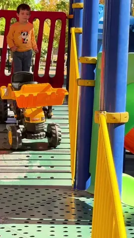 Kaydıraktan Kepçe kaydırdım  . . . #keşfet #keşfetbeniöneçıkar #funny #cute #babytiktok #funnykids #viral_video #komikvideolar #çocuk #çocukvideoları #kids #tiktok #playland #playground 