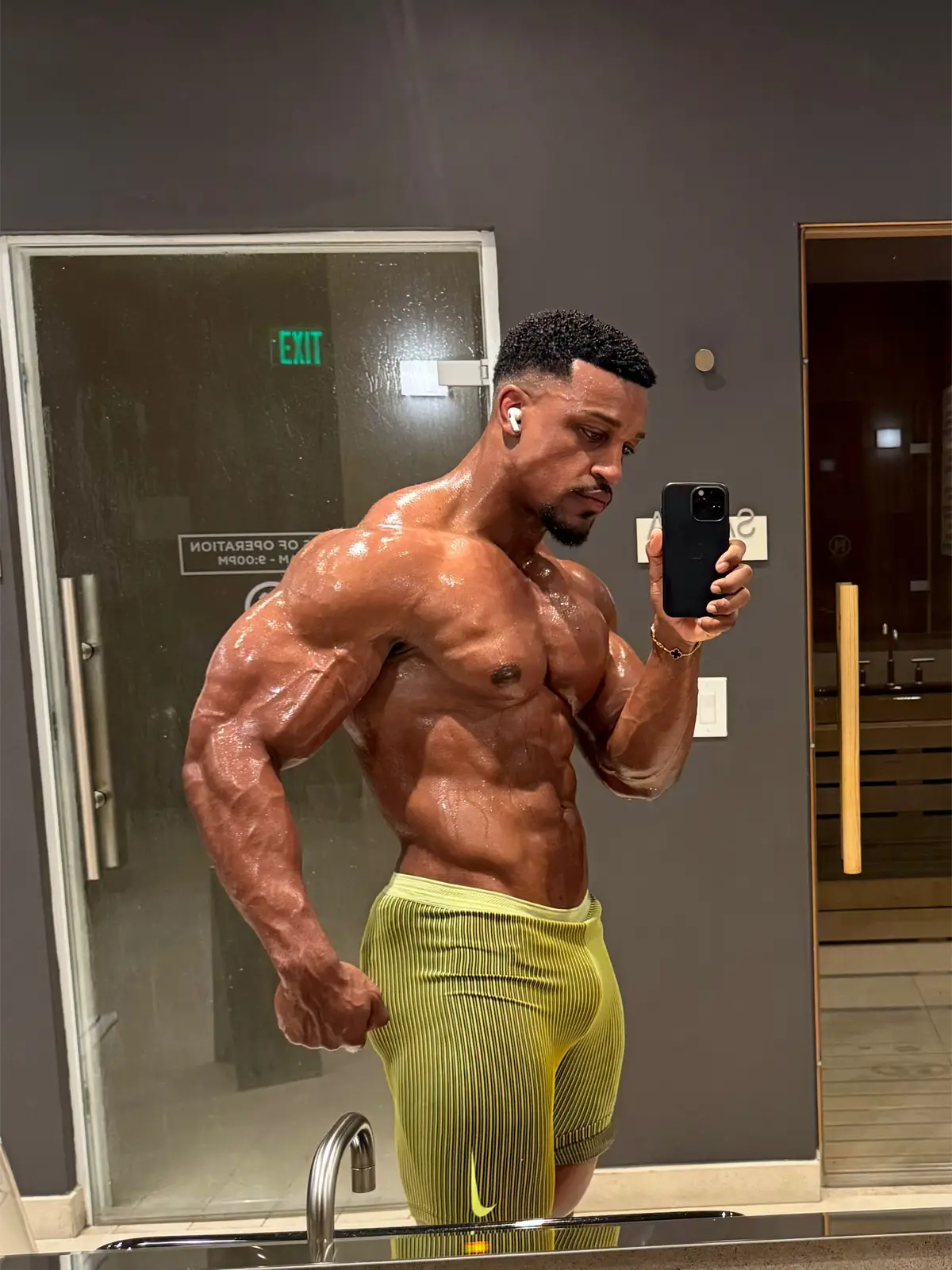 You get one life, what’s more important than looking in the mirror and being fully satisfied?? 🚨 If you want to Lose Fat & Build Muscle (text my business phone) 407-257-3511 send a text saying “READY” & I will be reaching out 🔥 meal plans & 1:1 coaching (Invest into yourself, LETS GO)