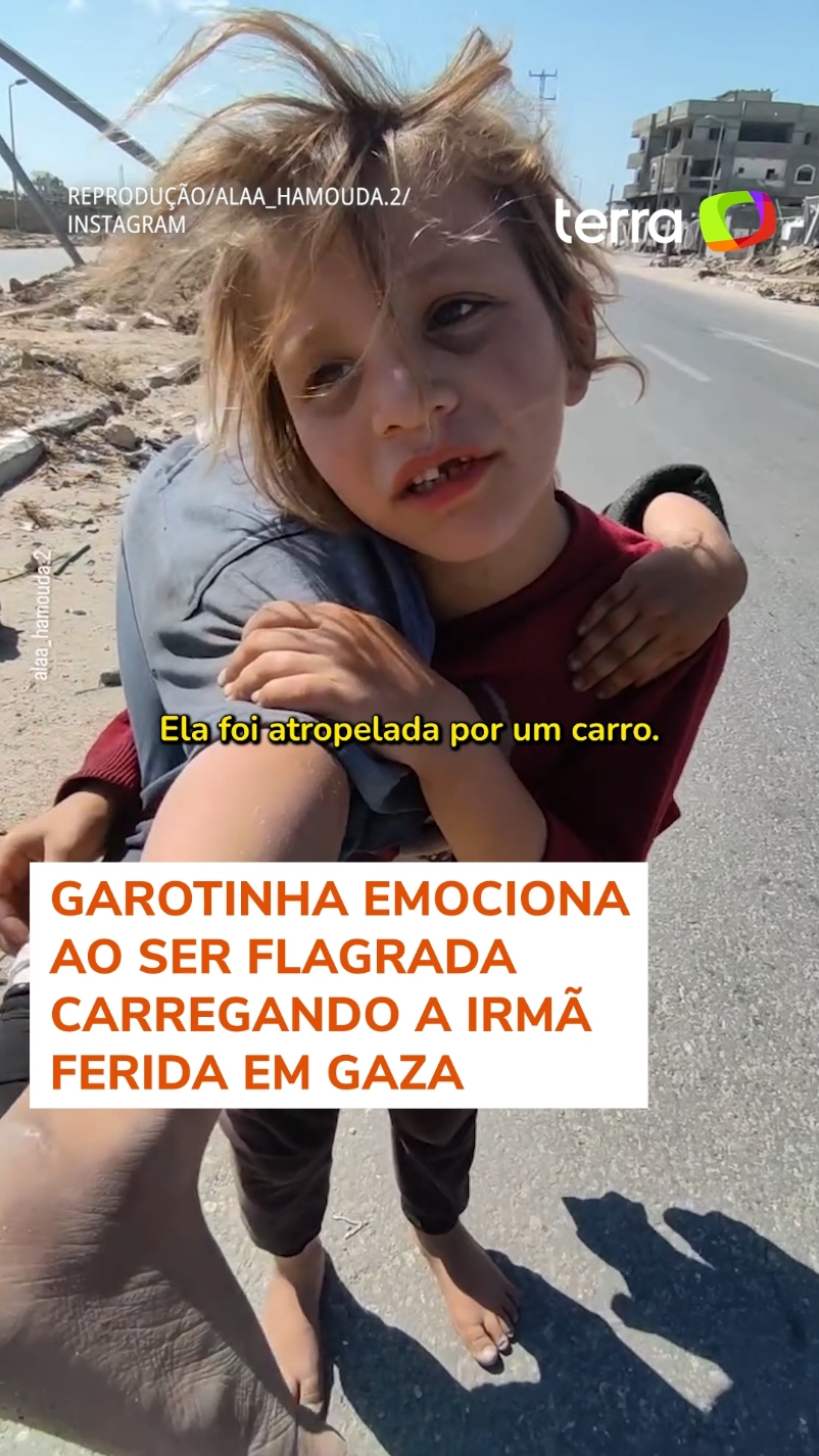 O fotojornalista Alaa Hamouda registrou, nesta semana, uma menina palestina carregando a irmã mais nova nas costas em uma movimentada estrada de Gaza. Ao conversar com a garota, identificada como Qamar Subuhe, o homem descobriu que Sumaya estava ferida após ter sido atropelada por um carro enquanto elas vendiam biscoitos para ajudar a família.  #TerraBrasil #TerraNotícias #Gaza #Crianças #Irmãs #Família #Conflito #FaixaDeGaza #Palestina #TikTokNotícias 