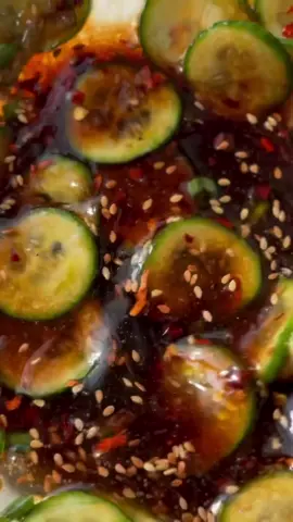 متاكد راح تستمتعون بالطعم - الوصفة🥒⬇️ EN / AR ⬇️🔥 وصفة اليوم لذيذة وسريعة جدا ومتاكد بتحبونها كثير 😋 @هنقرستيشن | Hungerstation  في وعاء :  شرائح خيار  صلصلة صويا صلصة المحار  ‏MSG زيت السمسم  فص ثوم بصل اخضر بذور سمسم محمص رقائق فلفل حار تخلط المكونات جيداً وتؤكل مباشرة  ويفضل حفظها في الثلاجة لمدة ساعة قبل التقديم  بالعافية 😍🔥 ‏In a bowl: ‏	•	Cucumber slices ‏	•	Soy sauce ‏	•	Oyster sauce ‏	•	MSG ‏	•	Sesame oil ‏	•	1 garlic clove ‏	•	Green onion ‏	•	Toasted sesame seeds ‏	•	Chili flakes ‏Mix the ingredients well and eat immediately. It’s recommended to refrigerate for an hour before serving.