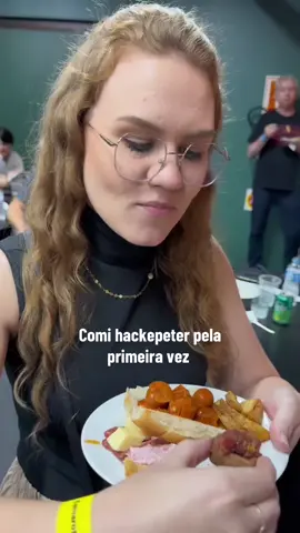 Hackepeter é um prato típico da culinária alemã feito a base de carne crua com temperos e condimentos.  📍 Oktoberfest Blumenau 