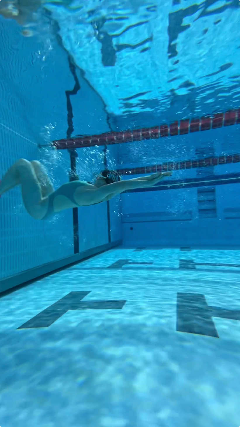 Wrapped up a quick sprint session, then embraced my inner mermaid. Perfect way to end the day. 🧜‍♀️🫧 #underwatertiktok #underwater #swimming #pool #swimwear #arena #swimmer #playingmermaids 