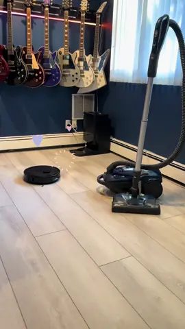 Robot love! #vacuum #vacuumcleaner #robot #floorvacuum #funny #Love #TrueLove #fyp 