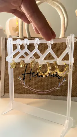 Loving this little earring hangers 💛 #fyp #accesories #jewelry #handmade #ideas #orlando #fl 