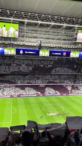 Así recibió el Santiago Bernabéu a los jugadores del Real Madrid y el Barcelona⚽️🔥… #españa #madrid #futbol #Soccer #ElClasico #laliga #barça #realmadrid #barcelona #mbappe #lamineyamal #vinicius #lewandowski #santiagobernabeu #conexiondeportiva