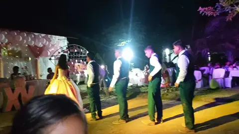 #ValsdeQuinceaños #coreografías #XVaños #Quinceañeras  Canción de: Celine Dion - I'm alive