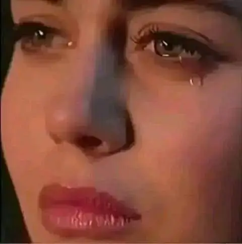 لا ينتبهون حين يزدادون فى الضغط علينا  لكنهم ينتبهون لإسلوبنا حين يتغير  لا ينتبهون حين يجرحوننا و تنفذ طاقتنا أمامهم  ونصمت  لكنهم ينتبهون فقط حين نغضب  لا ينتبهون عندما نهتم بهم و نحاول إرضاءهم بشتّى الطرق  لكنهم ينتبهون حين نمِل و يخِف إهتمامنا و نتعب  لا أحد ينتبه عندما يؤذى غيره و لا يُراعى مشاعره  لكنه ينتبه فقط حين يتأذّى  واقع قاسٍ و مؤلِم بشدة  الجميع يريد منك و لا أحد يعطيك شيئًا أسعد الله قلوبكم وأوقاتكم