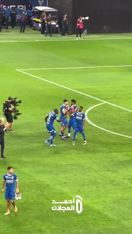 اللاعبين يجبرون ميتروفيتش للاحتفال مع الجمهور بأغنيته المفضلة 😅💙 #الهلال_التعاون  #دوري_روشن_السعودي 