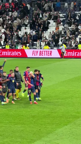 🔥 ¡EL BARÇA CELEBRA EL TRIUNFO EN EL SANTIAGO BERNABÉU! #deportesentiktok #tiktokfootballacademy 