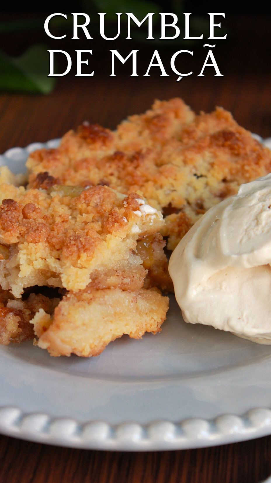 Não tem sobremesa mais perfeita que essa! Fácil, barata, MUITO gostosa e com ingredientes que você provavelmente tem em casa agora Esse crumble de maçã tem 2 partes: A camada de maçã, que vai: - Maçãs - Amido de Milho - Açúcar - Canela As quantidades são muito de olho mesmo. É só ir jogando de pouco em pouco até cobrir as maçãs que você usar E a farofinha crocante, que vai: - Farinha (qualquer uma funciona) - Açúcar  - Margarina São as mesmas quantidades de cada um gramas. Mas se não tiver balança, não tem erro, é só jofar farinha e açúcar nas quantidades que seu coração mandar e ir adicionando a margarina aos poucos até chegar na textura do vídeo É isso, facinho, delicioso, então faz aí e me marca aqui para eu ver como ficou 💚