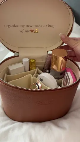 ORGANIZE W/ ME 🤎🧸🍂👜 #saiebeauty #saiemakeupbag #brownmakeupbag #fallvibes #blowthisup #foryoupage #foryoupageofficiall #fyp #fypシ #viral #viralvideo 