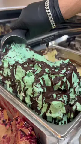 🍦Menta con chocolate 🍫🤩 ¡El favorito de muchooos! ¿Quién más por aquí ama este helado? 🤤 #manizales #manizalesdelalma #helado #helados #gelato #icecream #icecreamlover #gelatolovers #mint #mintchocolate #chocolate #postres