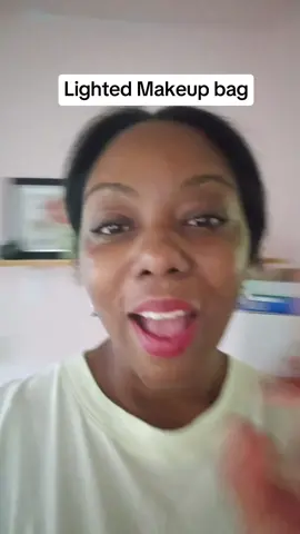 This lighted travel makeup bag is perfect for makeup lovers!#makeupbag #travelmakeupbag #travelmakeup #lightedmakeupmirror #ledmirror 