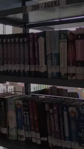 Kita bisa memilih ingin menjadi orang yang berilmu atau orang yang bodoh, gunakanlah waktumu untuk menuntut ilmu syar'i, agar kelak ketika anakmu bertanya 