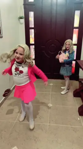 Hay estas Wilson Sisters! I cant with those wigs😂😂😂. @Netflix #whitechicks #wilsonsisters #tiffanywilson #britneywilson #costume #costumeideas #costumesforsisters #wigs #blondes #halloweencostumes #halloween2024 #956rgv🌴 #956 #kidscostumes #girlcostume 