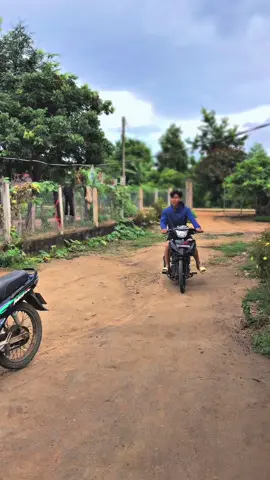 xe đáp điện 😆 sao mà đớ được 😆